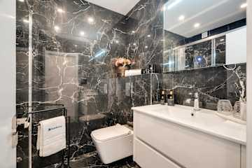 Bright Seaside Flat by HostWise photo 4