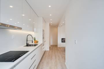 Bright Seaside Flat by HostWise photo 3