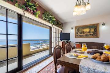Sunny Vintage Apartment at the Beach by Host Wise photo 3