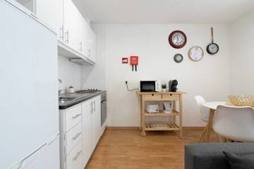 4 Colorful Fresh Flats | Batalha by HostWise photo 4