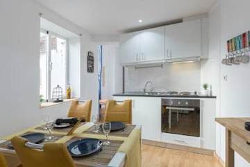 4 Colorful Fresh Flats | Batalha by HostWise photo 2