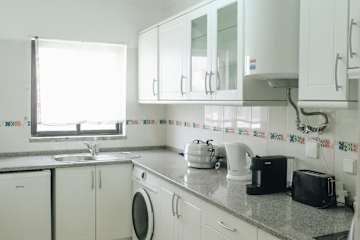Shiny Central Flat | Pool by HostWise photo 3