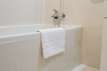 Shiny Central Flat | Pool by HostWise photo 2