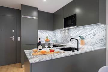Host Wise - Stylish & Bright Flat with Balcony photo 3