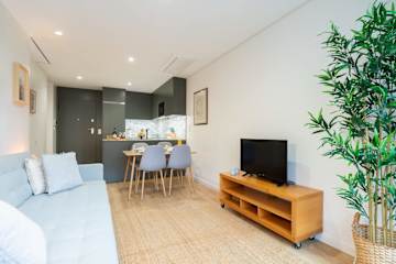 Host Wise - Stylish & Bright Flat with Balcony photo 5