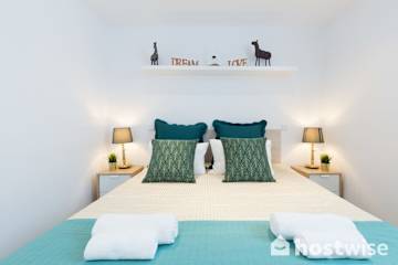 2 Colorful Fresh Flats | Batalha by HostWise photo 3