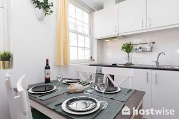 2 Colorful Fresh Flats | Batalha by HostWise photo 2