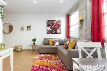 2 Colorful Fresh Flats | Batalha by HostWise