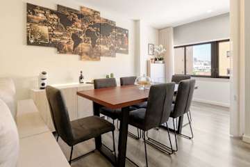 Spacious & Stylish Flat with Garage by HostWise photo 2