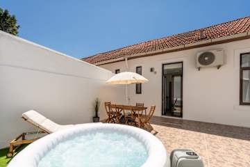 Traditional House with Jacuzzi by HostWise photo 2
