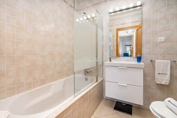 Bright & Comfortable Flat by HostWise photo 5