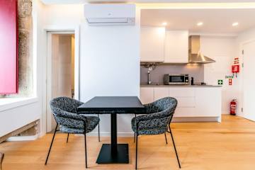 Luxurious Decor Studio | Clérigos by HostWise photo 3