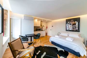 Luxurious Decor Studio | Clérigos by HostWise