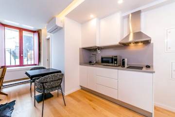 Luxurious Decor Studio | Clérigos by HostWise photo 4