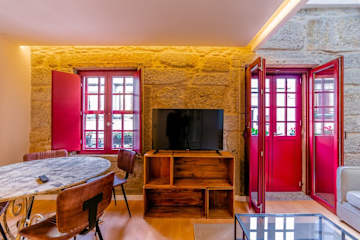 Luxe Duplex Studio w/ Balcony | Clérigos by Host Wise photo 3