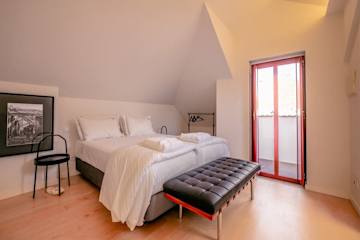 Luxe Duplex Studio w/ Balcony | Clérigos by Host Wise