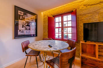 Luxe Duplex Studio w/ Balcony | Clérigos by Host Wise photo 5