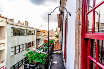 Luxe Duplex Studio w/ Balcony | Clérigos by Host Wise photo 2