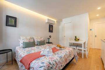 Luxurious Decor Studio | Clérigos by HostWise
