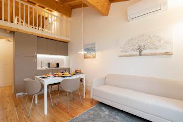 Stylish & Modern Flat by HostWise photo 4