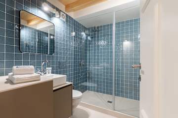 Stylish & Modern Flat by HostWise photo 5