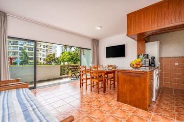 Sunny Flat Near Praia da Rocha by HostWise photo 4
