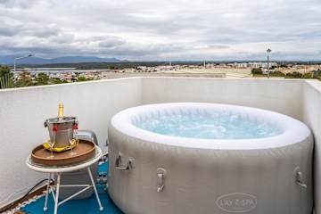 Deluxe House | Terrace & BBC by HostWise photo 2