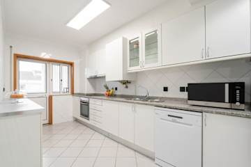 Spacious Escape Near the Beach by Host Wise photo 5