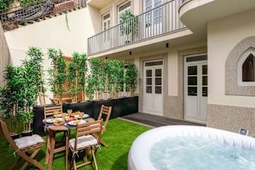 Jacuzzi Retreat in Heart of Porto by HostWise