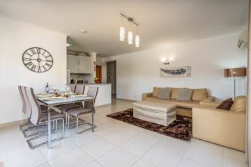 Spacious & Sunny Apartment with Pool by HostWise photo 2