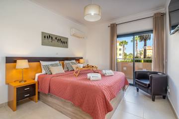 Spacious & Sunny Apartment with Pool by HostWise photo 4