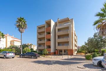 Spacious & Sunny Apartment with Pool by HostWise photo 5