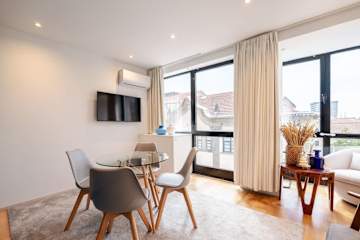 Stylish Flat with Workspace & Garage by HostWise photo 2