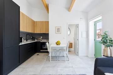Bright Flat | Romantic Escape by HostWise photo 2