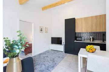 Bright Flat | Romantic Escape by HostWise photo 5