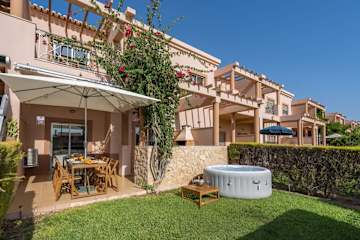Sunny House with Jacuzzi and Pool by HostWise photo 2