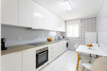 Modern & Bright Flat with Workspace by HostWise photo 4
