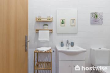 Central Porto 2BR Apt w/ Sofa Bed by HostWise photo 5