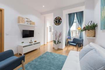 Central Porto 2BR Apt w/ Sofa Bed by HostWise photo 2