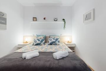 Central Porto 2BR Apt w/ Sofa Bed by HostWise