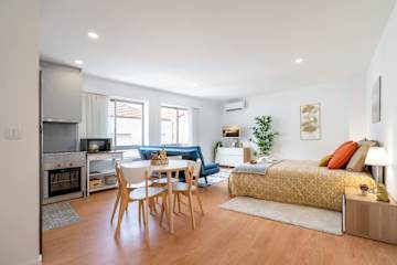Sunny Comfy Flat | Prime Location by HostWise photo 4