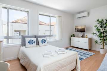 Sunny Comfy Flat | Prime Location by HostWise photo 5