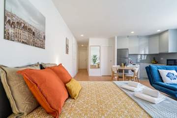 Sunny Comfy Flat | Prime Location by HostWise photo 2