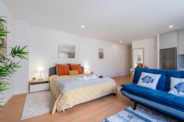 Sunny Comfy Flat | Prime Location by HostWise photo 3
