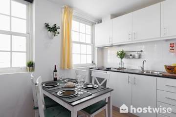 Charming Sunny Flat | Batalha by HostWise photo 4