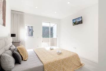 Spacious Apartment w/Balcony | Ribeira by HostWise photo 4