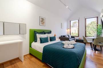 Modern & Cozy Studio by HostWise