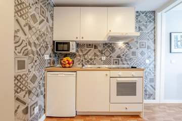 2 Cozy & Central Apartment by HostWise photo 4