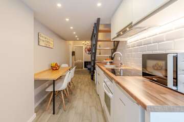 Cozy & Central Apartment by HostWise photo 2