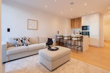 Urban Terrace & Stylish Living Spaces by HostWise